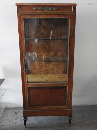 VITRINE en bois de placage, dessus de marbre, style Louis XV...