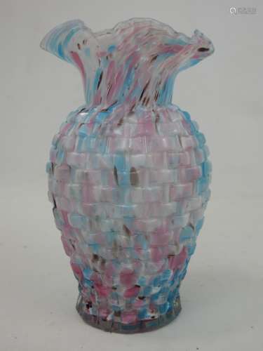 Clichy : grand vase en verre imitant la vannerie, rose ,bleu...
