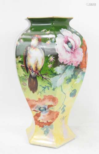 Jacques POUJOL : Vase en porcelaine de Limoges à décors flor...