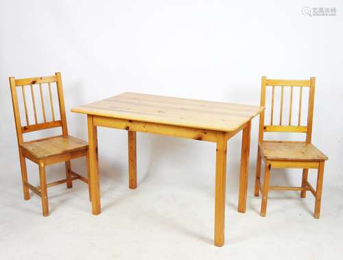 TABLE DE CUISINE et DEUX CHAISES en pin. Dim (table): 76 x 1...