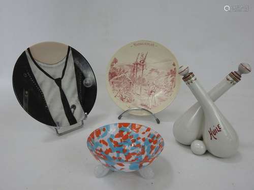 LOT comprenant une assiette en faience de SARREGUEMINES marq...