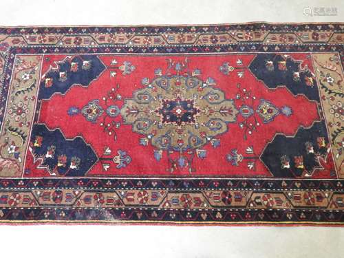 TAPIS turc en laine, fond rouge. 230x120cm. Usures