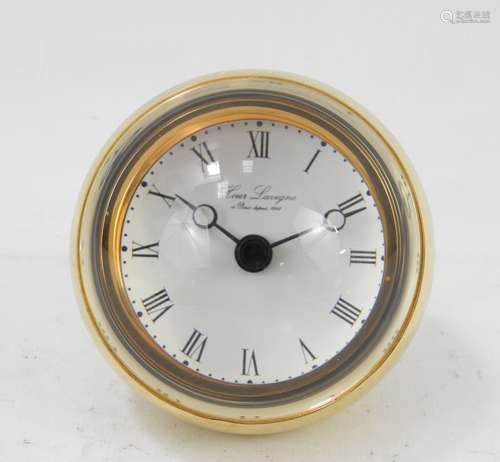 HOUR LAVIGNE. Pendule loupe à chiffres romains en verre et l...