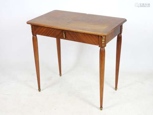 TABLE BUREAU en bois ouvrant par un tiroir en ceinture. XXèm...