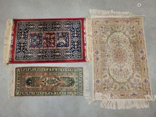 TROIS TAPIS de prière en laine. 71x30 - 52x86 - 94x62cm