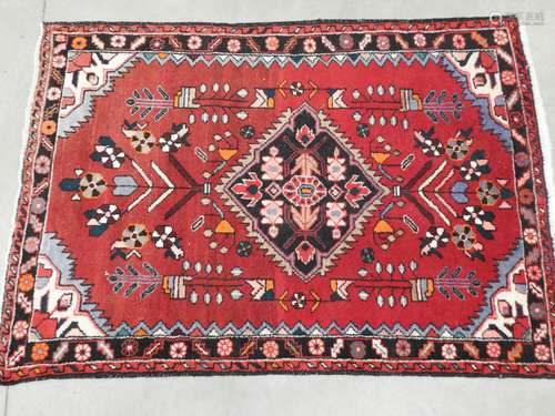 TAPIS en laine fond rouge. 115x165cm