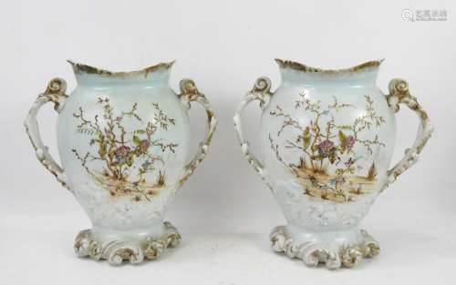 LIMOGES : Paire de vases à deux anses en porcelaine à décor ...
