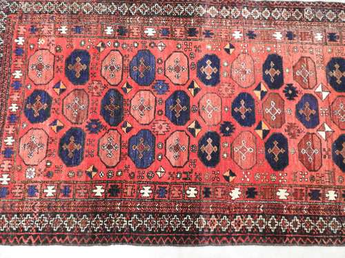 TAPIS en laine fond rouge. 87x170cm