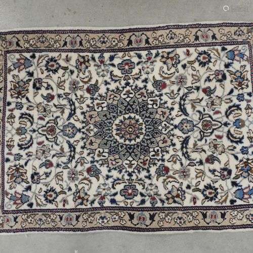 TAPIS en laine. 123x81cm