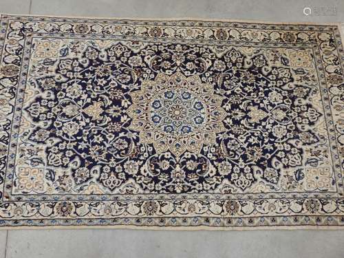 TAPIS d'Orient en laine et soie. 202x116cm