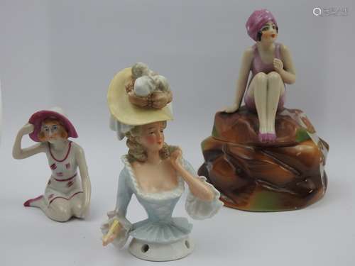 Reunion de trois figurines en porcelaine, l'une formant boit...