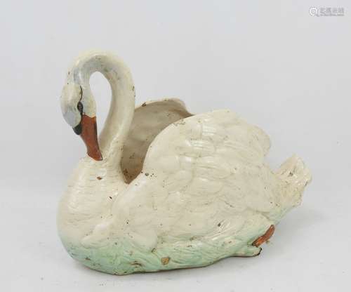 JARDINIERE en faïence polychrome formant un cygne. Haut.: 32...