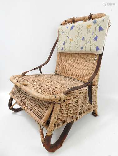 CHAISE de voyage en rotin, pliante, lanière cuir.