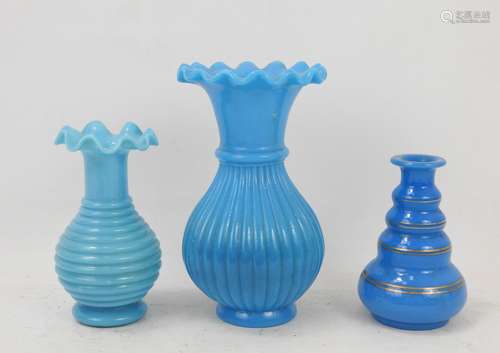 LOT de deux vases et un flacon en verre opalin bleu. Haut.: ...