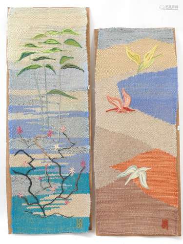 LOT de deux tissages en laine paysage et oiseaux. Monogramme...