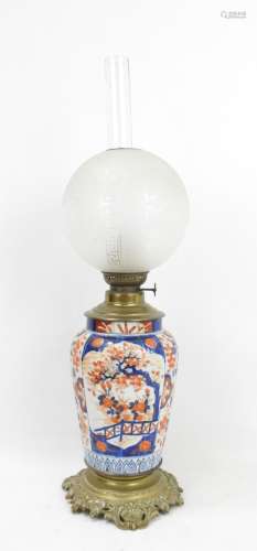 JAPON - IMARI XIXème : Vase en porcelaine à décor Imari mont...
