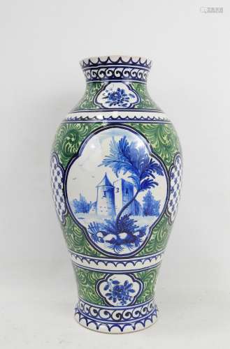 MALICORNE : vase en faïence à décor en camaïeu bleu de maiso...
