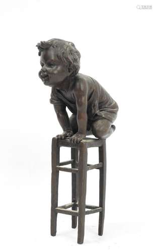 Ecole du XXème. Enfant sur un tabouret. Sujet en bronze. Hau...