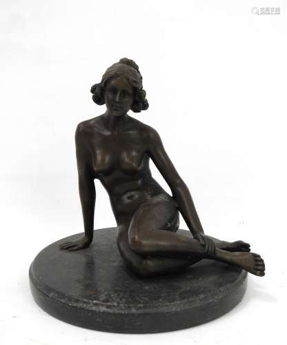 SUJET en bronze représentant une femme denudée. Socle circul...