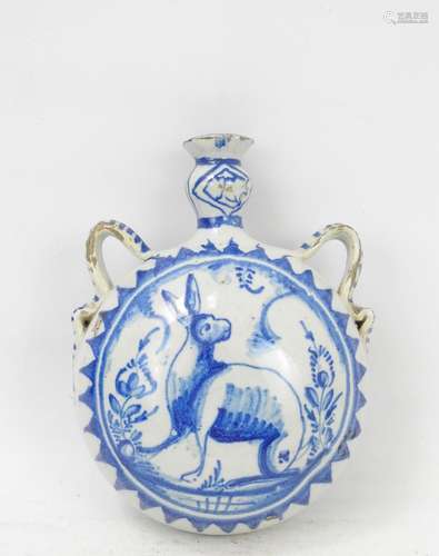 GOURDE en faience à décor blanc bleu d'un lapin. Haut: 19 cm...