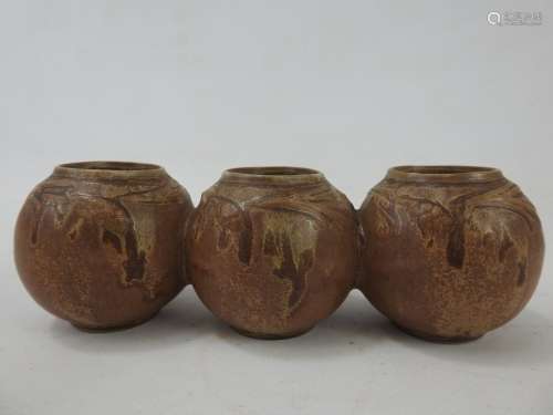 DENBAC : Trois pots accolés en grés marron. Long : 20cm