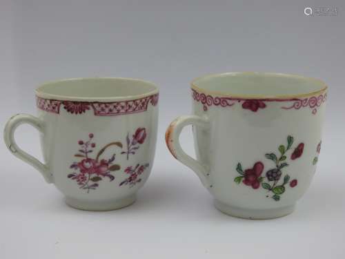 Deux tasses en porcelaine à motif de fleurs, XIXème siècle. ...