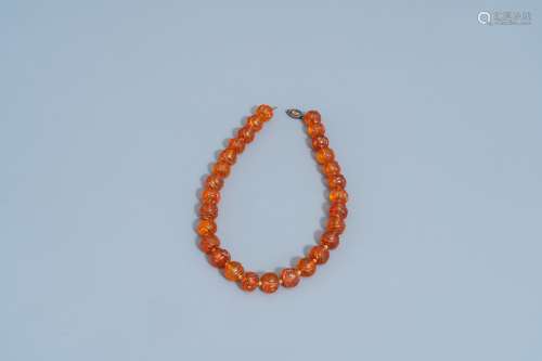 A Chinese necklace with translucent amber beads, 20th C.