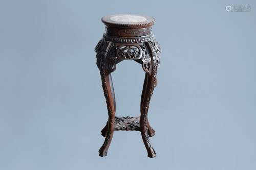 A Chinese carved wood stand with marble top, 19th/20th C.