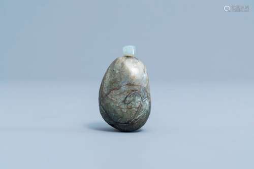 A Chinese greyish jade snuff bottle with incised floral desi...