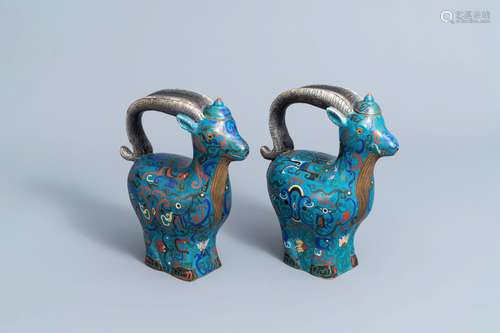 A pair of Chinese cloisonne ram shaped jugs, 19th/20th C.