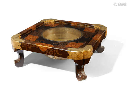 A lacquer stand for a hibachi (brazier)