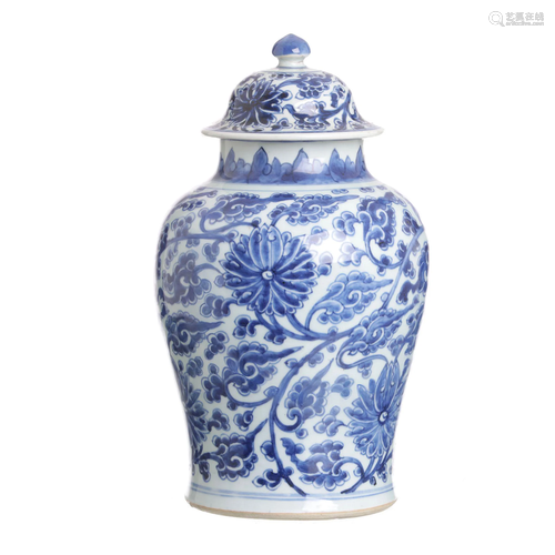 Transitional pot in Chinese porcelain