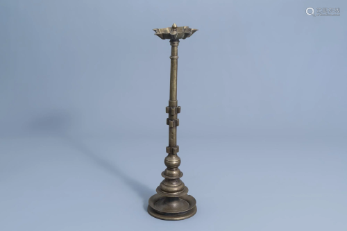 A large Indian bronze temple oil lamp, 18th/19th C.