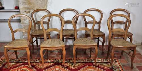 Suite de huit chaises cannées à dossier cintré Fin du XIXème...