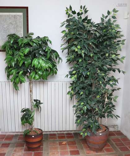 Deux plantes artificielles dans des pots et vase contenant u...