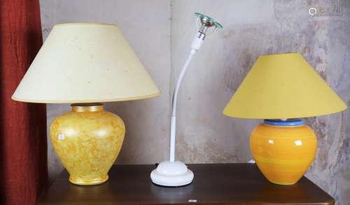 Lot comprenant : une lampe en céramique jaune,une lampe en v...