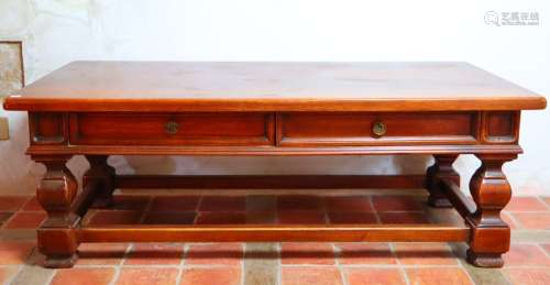 Table basse en bois mouluré ouvrant à deux tiroirs en ceintu...