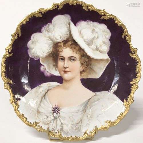 *Plat rond à bordure mouvementée en porcelaine de Limoges, P...