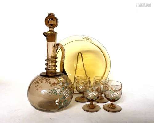 TRAVAIL ART NOUVEAU Service à liqueur en verre fumé. Un flac...