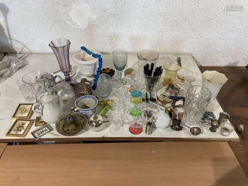 Important lot de bibelots et verreries comprenant: vases, co...