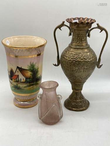 Lot comprenant trois vases : dans le goût de l'antique, en p...