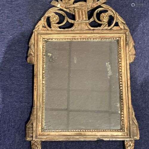 Miroir en bois anciennement doré, fronton ajouré à décor d'u...