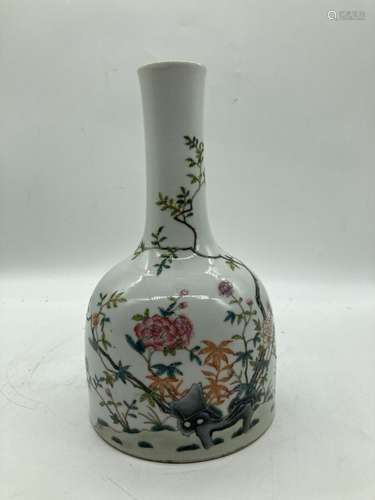 CHINE. Vase en porcelaine à décor polychrome de branchages f...