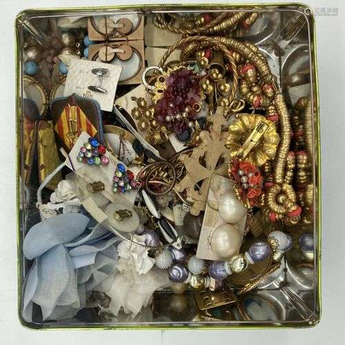 Lot de BIJOUX fantaisie dont broche et colliers; VErs 1950. ...