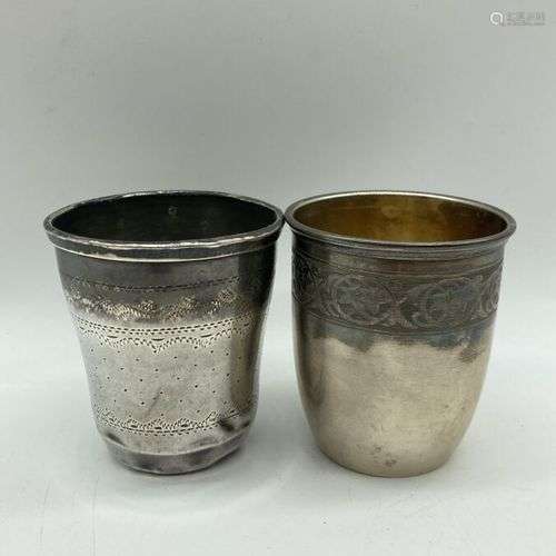 Deux TIMBALES en argent ciselé. 119 gr. Enfoncements.