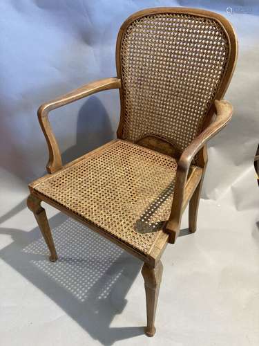 Fauteuil en bois naturel à fond de canne, accotoirs à retrai...