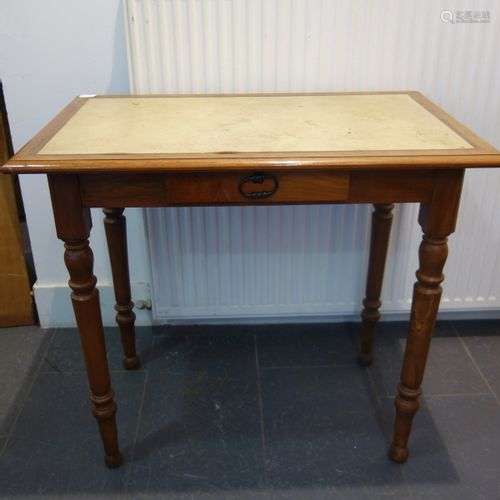 Petit bureau en bois naturel ouvrant à un tiroir en ceinture...