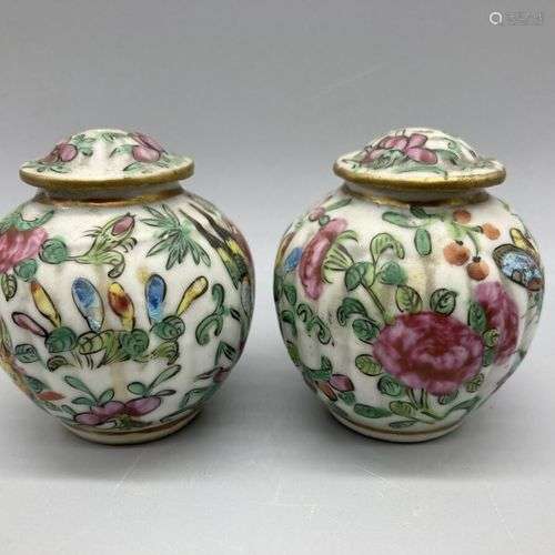 Canton, Paire de vases formants brûle-encens à décor de vola...