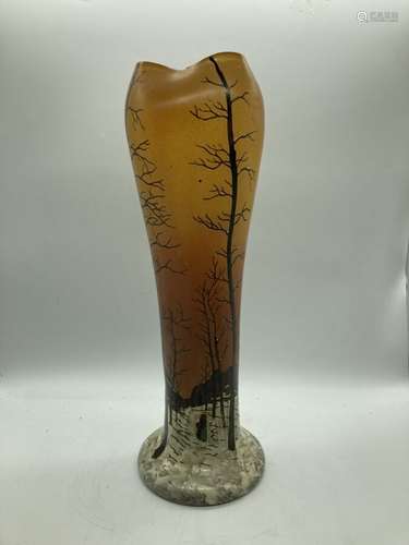 Grand VASE émaillé. Paysage de neige animé. Vers 1900. H. 41...