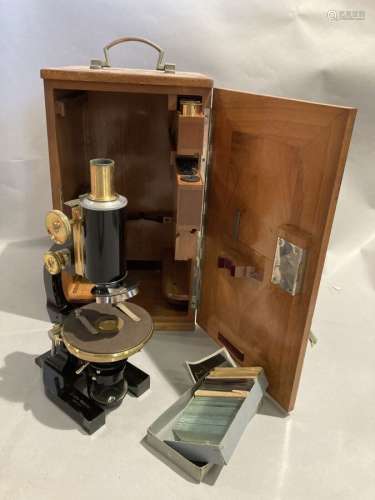Microscope Leitz Wetzlar dans son coffret en bois avec de no...